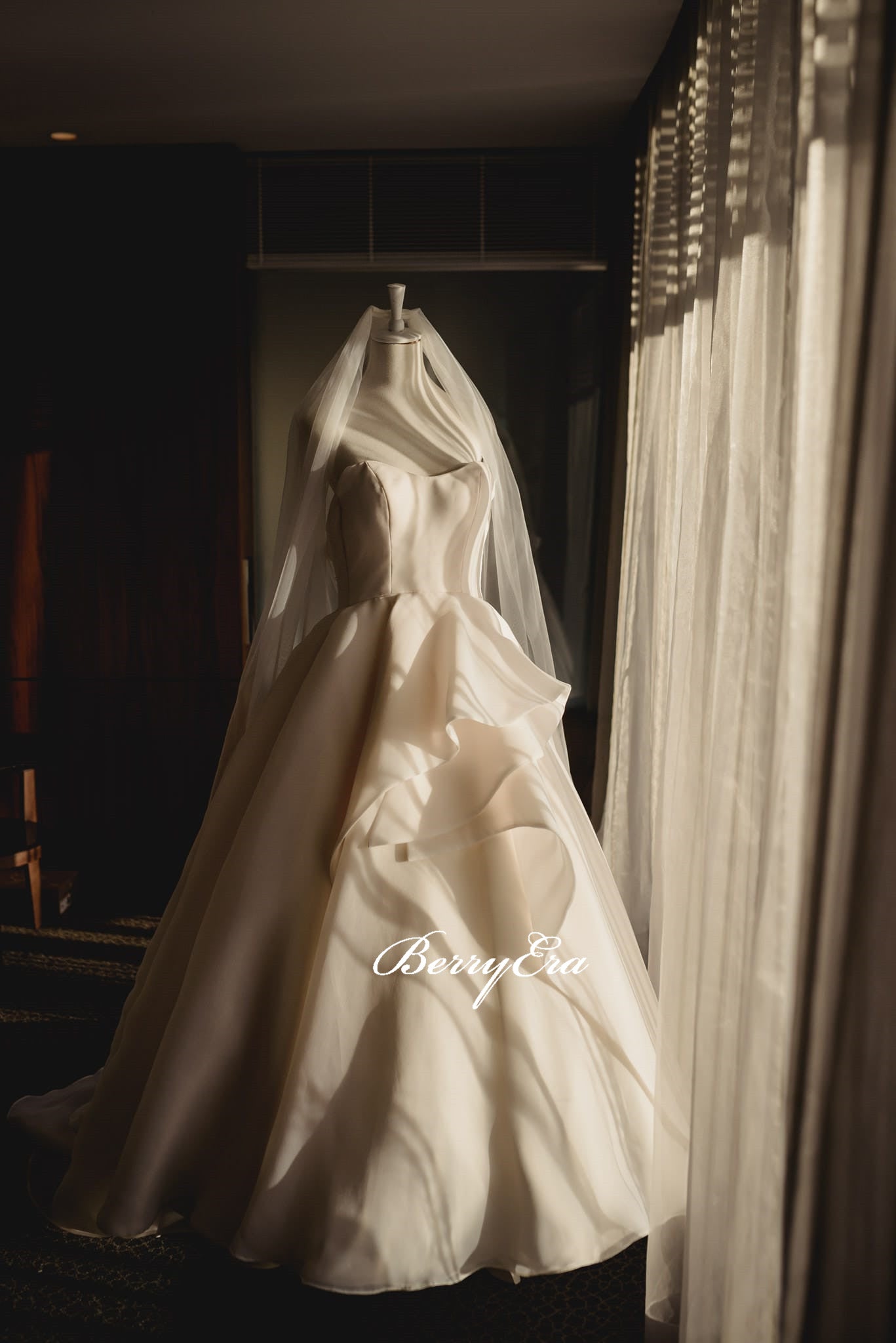Sweetheart Long A-line Chic Design Ivory Long Wedding Dresses